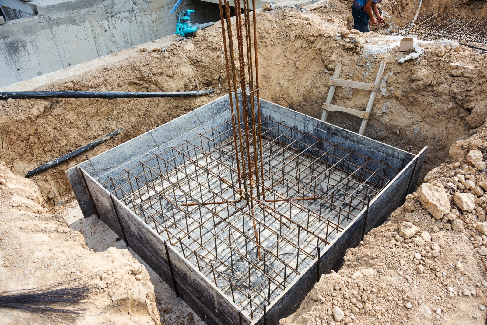 Budowa fundamentów plac budowy wykonanie zbrojenia metalowa rama do wylewania betonu. Metalowa forma do budowy cementu. Fundament cementowy do budowy domu
