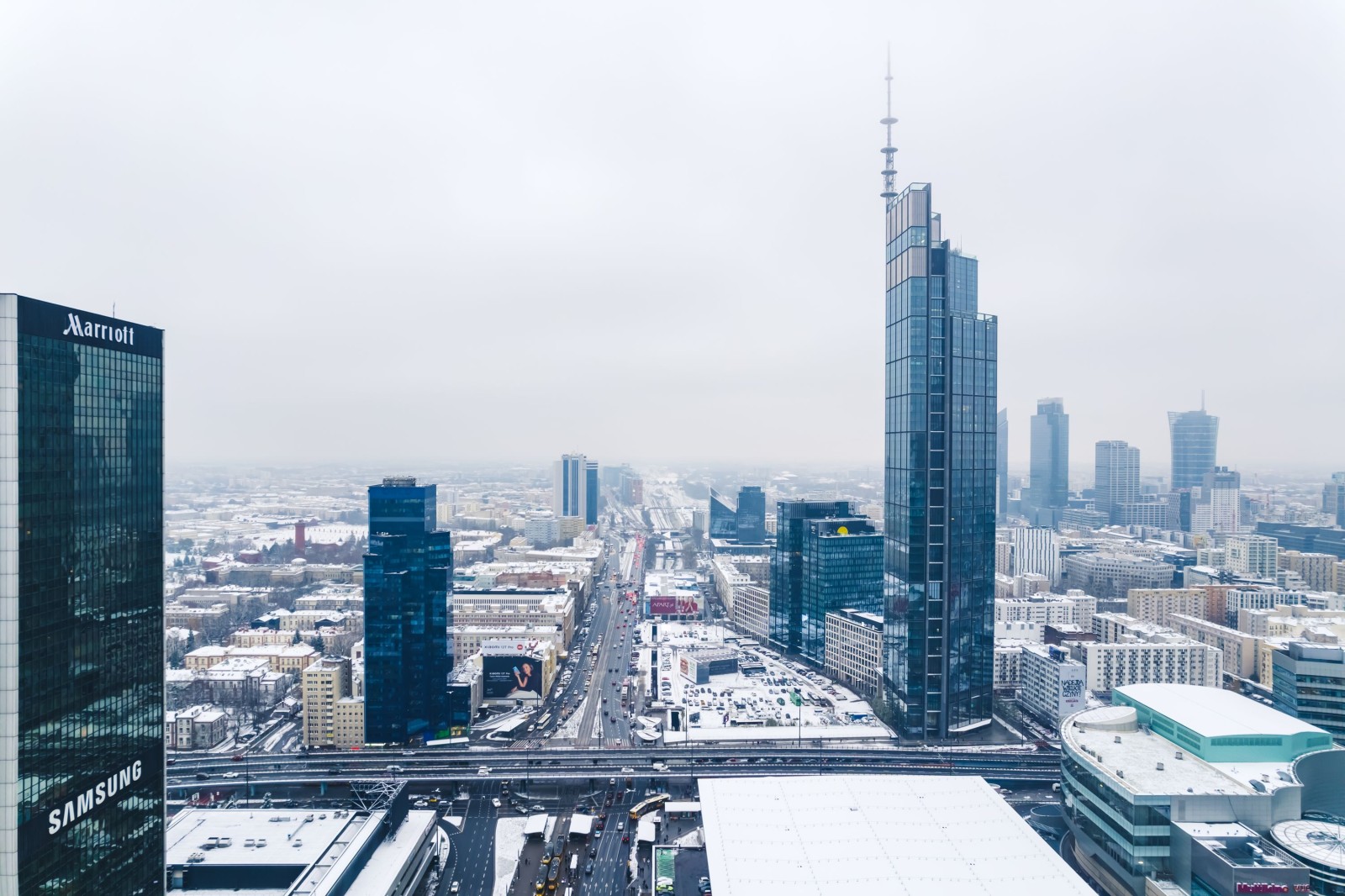 11.21.2022 Warszawa, Polska. Najwyższy budynek w Polsce - Varso Tower - górujący nad centrum Warszawy pokrytym pierwszym śniegiem. Nowoczesne miasta. Zdjęcie wysokiej jakości