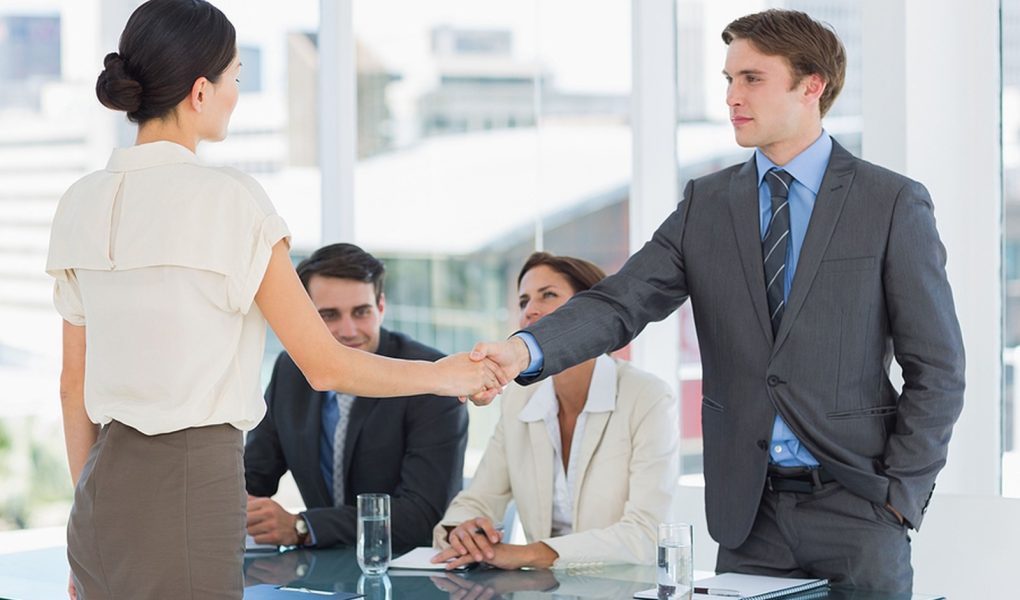 Uścisk dłoni w celu przypieczętowania umowy po spotkaniu rekrutacyjnym w biurze