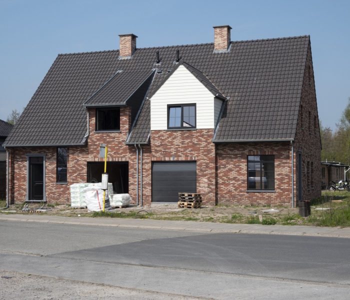 Sint Gillis Waas, Belgia, 21 kwietnia 2021 r., Prawie ukończony nowy budynek składający się z dwóch bliźniaczych budynków