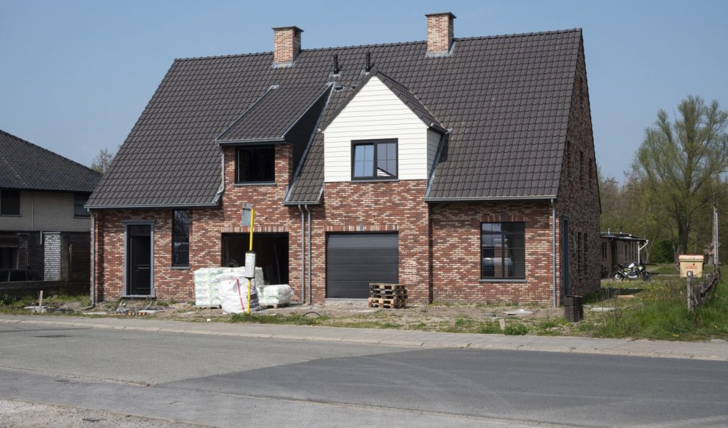 Sint Gillis Waas, Belgia, 21 kwietnia 2021 r., Prawie ukończony nowy budynek składający się z dwóch bliźniaczych budynków