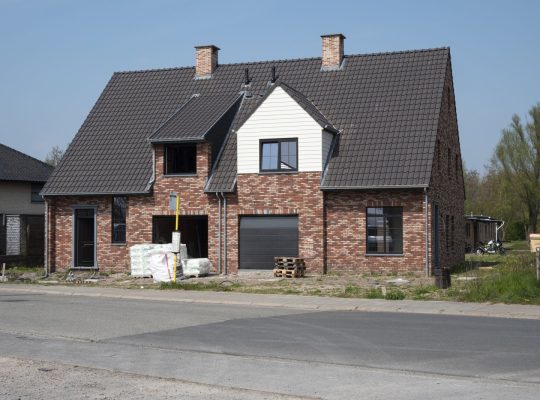 Sint Gillis Waas, Belgia, 21 kwietnia 2021 r., Prawie ukończony nowy budynek składający się z dwóch bliźniaczych budynków