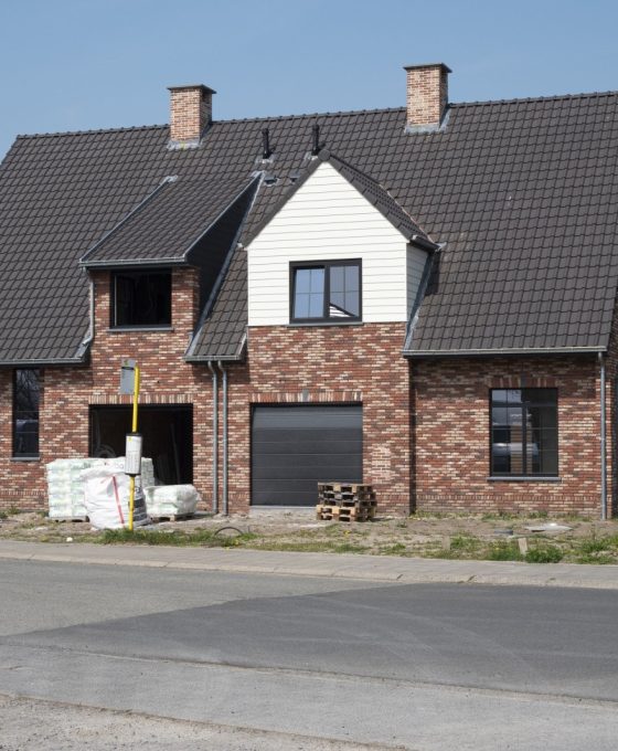 Sint Gillis Waas, Belgia, 21 kwietnia 2021 r., Prawie ukończony nowy budynek składający się z dwóch bliźniaczych budynków