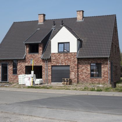 Sint Gillis Waas, Belgia, 21 kwietnia 2021 r., Prawie ukończony nowy budynek składający się z dwóch bliźniaczych budynków