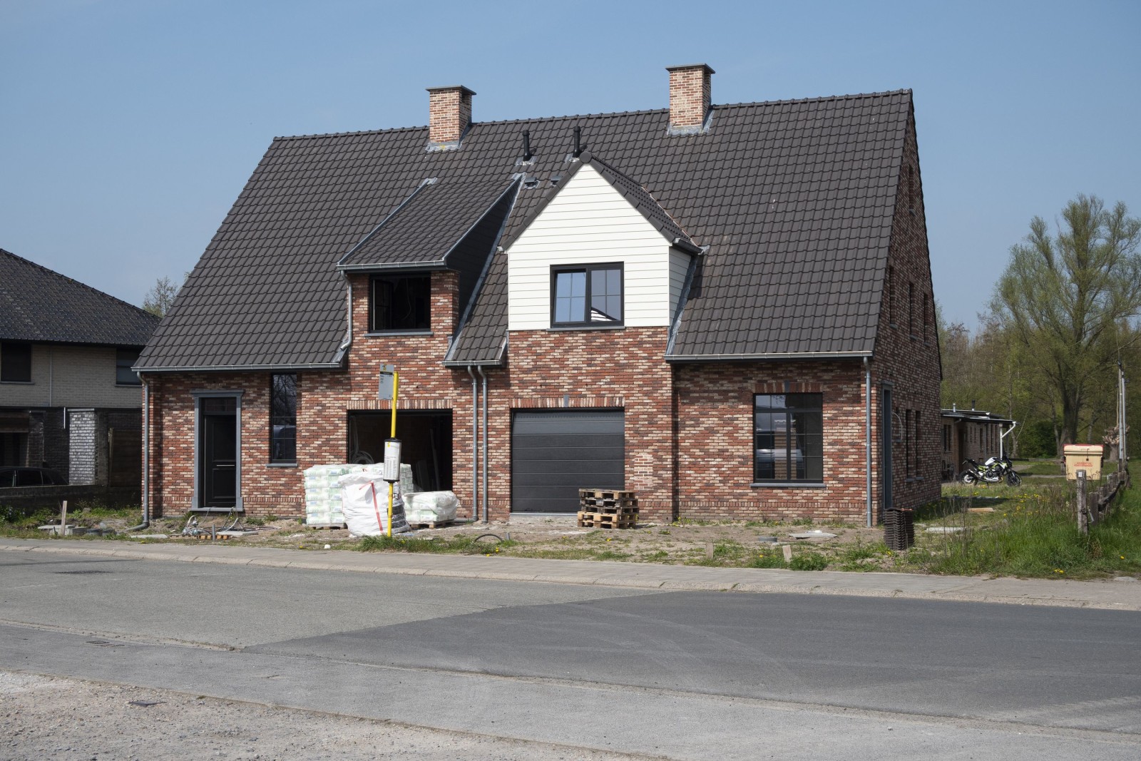 Sint Gillis Waas, Belgia, 21 kwietnia 2021 r., Prawie ukończony nowy budynek składający się z dwóch bliźniaczych budynków