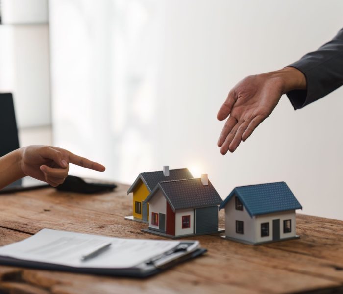 Zamknij się Ludzie biznesu lub agent nieruchomości wyjaśnić podpisanie umowy sprzedaży domu do klienta. Nieruchomość, ubezpieczenie, koncepcja brokera