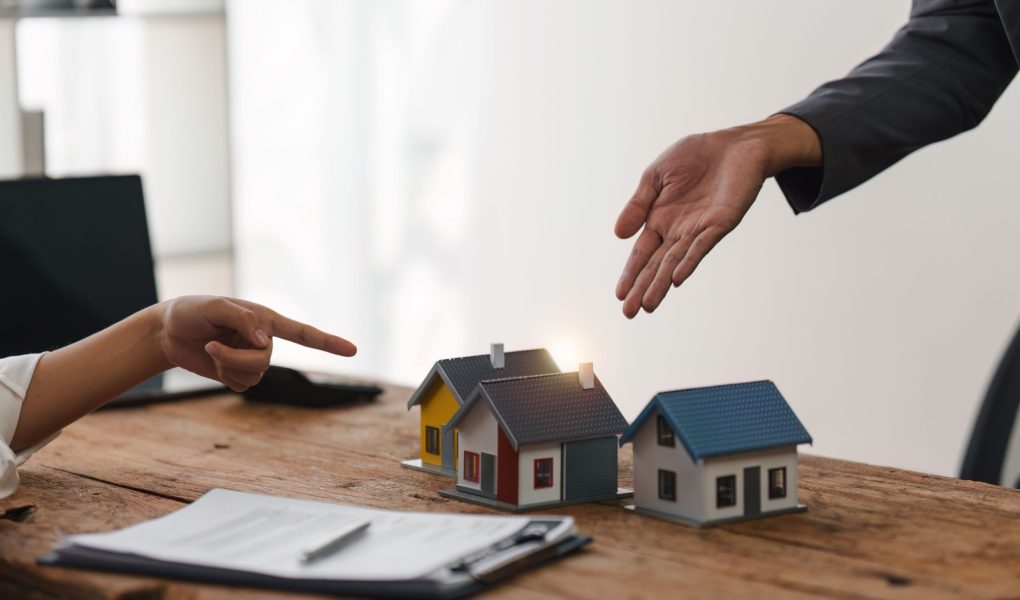 Zamknij się Ludzie biznesu lub agent nieruchomości wyjaśnić podpisanie umowy sprzedaży domu do klienta. Nieruchomość, ubezpieczenie, koncepcja brokera