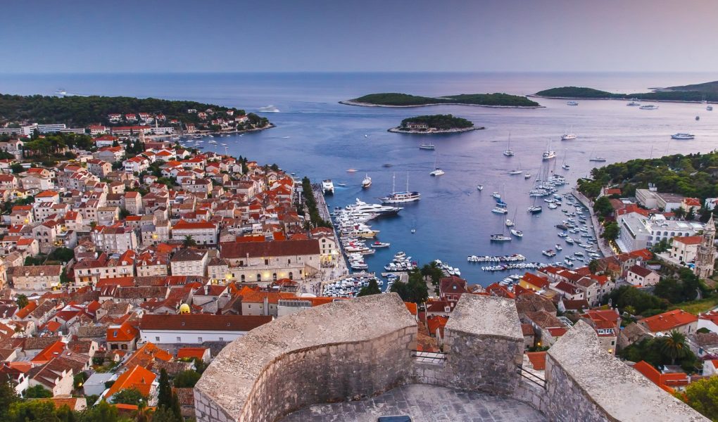 HVAR, CHORWACJA - CIRCA SEPTEMBER 2016: piękny widok na miasto Hvar na wyspie Hvar w Chorwacji około września 2016 roku w Hvarze.
