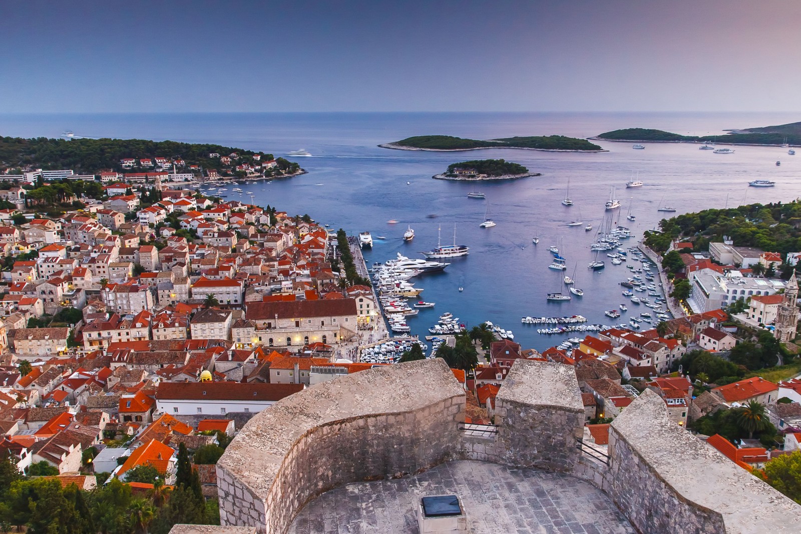 HVAR, CHORWACJA - CIRCA SEPTEMBER 2016: piękny widok na miasto Hvar na wyspie Hvar w Chorwacji około września 2016 roku w Hvarze.