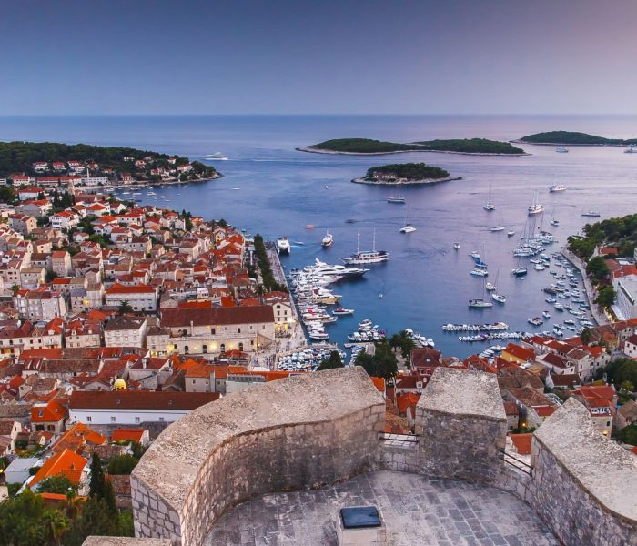 HVAR, CHORWACJA - CIRCA SEPTEMBER 2016: piękny widok na miasto Hvar na wyspie Hvar w Chorwacji około września 2016 roku w Hvarze.