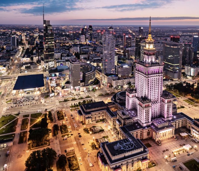 Widok z lotu ptaka na Pałac Nauki i Kultury w Warszawie. Widok z góry na nowoczesne centrum miasta z iluminacją