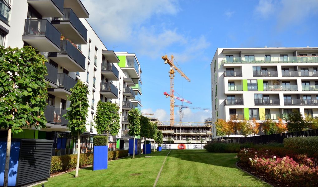 Warszawa, Polska. 19 października 2020 r. Budowa II etapu Żoliborza Artystycznego. To nowoczesne osiedle mieszkaniowe.