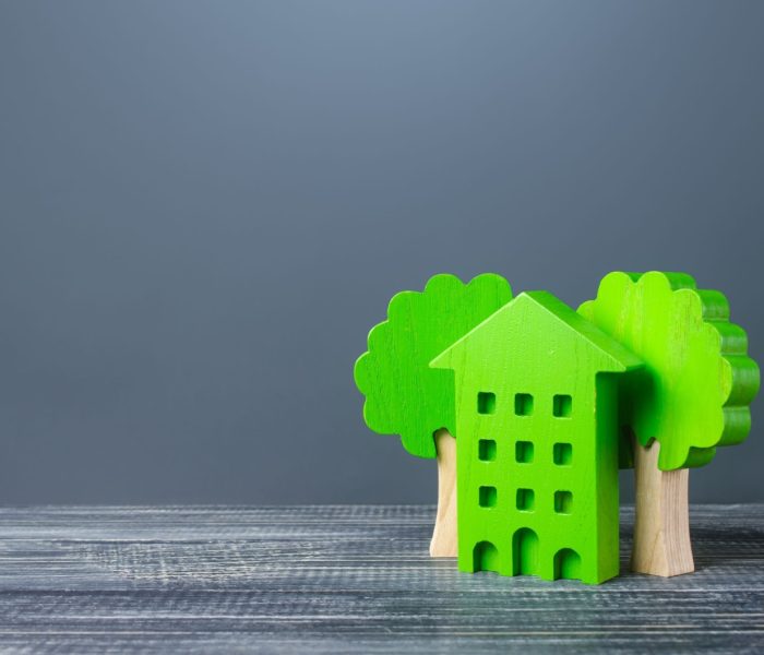 Zielony ekologiczny dom z drzewami. Autonomia i gospodarka zasobami naturalnymi. Energooszczędne technologie mieszkaniowe. Przyjazne dla środowiska, energooszczędne i zeroemisyjne. Neutralność węglowa. Naturalność