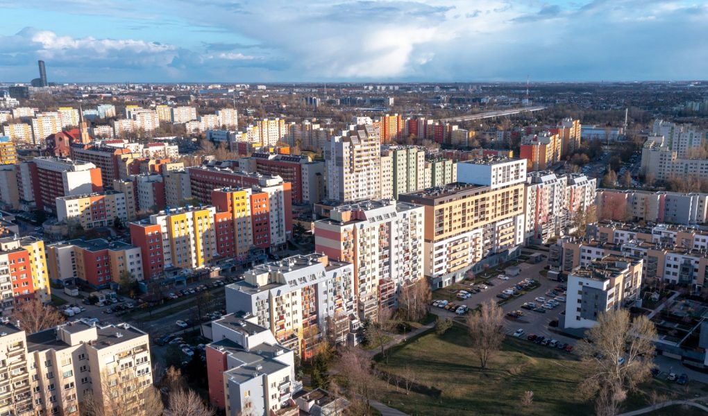 Panoramiczny widok z góry na stare europejskie polskie miasto Wrocław, widok na wieżowce mieszkalne z dużej wysokości