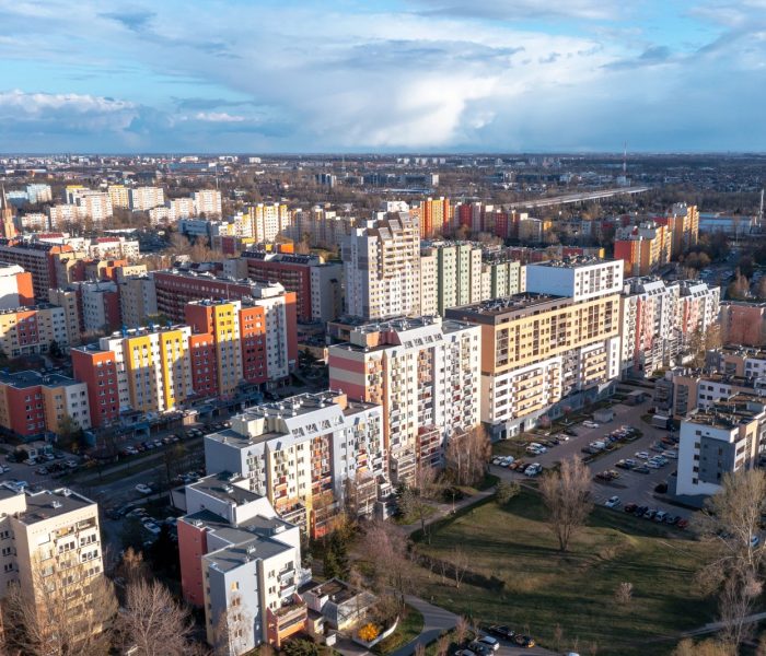 Panoramiczny widok z góry na stare europejskie polskie miasto Wrocław, widok na wieżowce mieszkalne z dużej wysokości