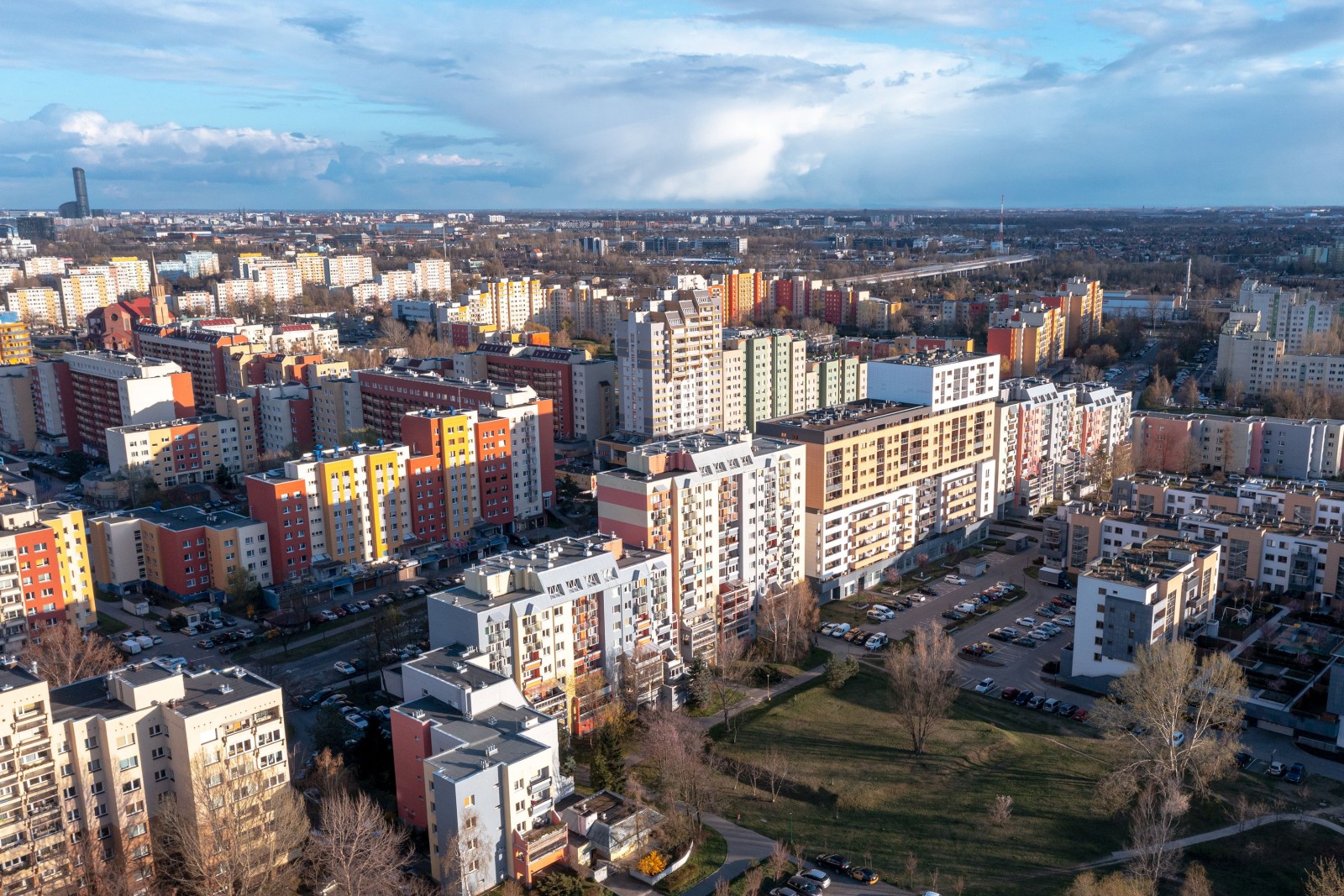 Panoramiczny widok z góry na stare europejskie polskie miasto Wrocław, widok na wieżowce mieszkalne z dużej wysokości