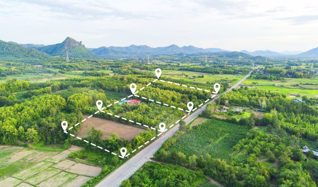 Działka pod budowę domu widok z lotu ptaka, pole ziemi z pinezkami, lokalizacja pinów dla poddziału mieszkaniowego zabudowa mieszkaniowa posiadana sprzedaż wynajem kupno lub inwestycja dom lub dom rozbudowa przedmieścia miasta