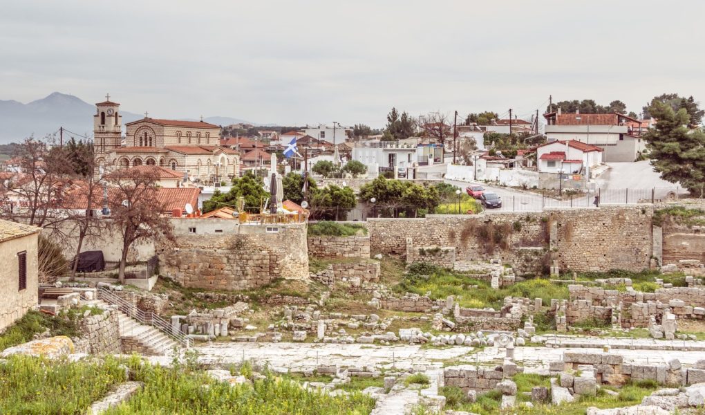 STAROŻYTNY KORYNT, GRECJA - 17 LUTEGO 2016 R: Przegląd małej wioski i parku Starożytny Korynt w Grecji