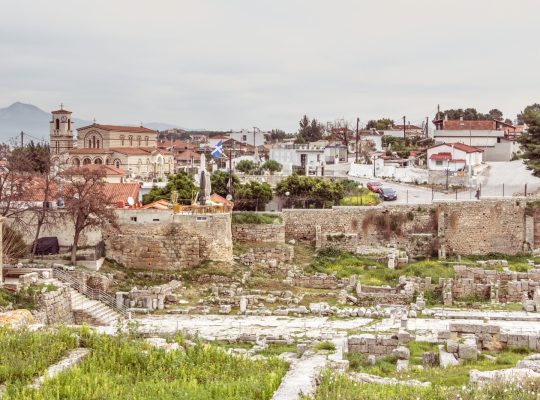 STAROŻYTNY KORYNT, GRECJA - 17 LUTEGO 2016 R: Przegląd małej wioski i parku Starożytny Korynt w Grecji