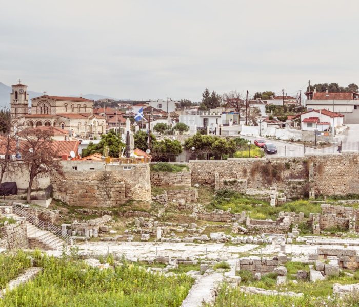 STAROŻYTNY KORYNT, GRECJA - 17 LUTEGO 2016 R: Przegląd małej wioski i parku Starożytny Korynt w Grecji