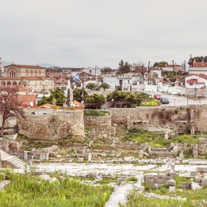 STAROŻYTNY KORYNT, GRECJA - 17 LUTEGO 2016 R: Przegląd małej wioski i parku Starożytny Korynt w Grecji