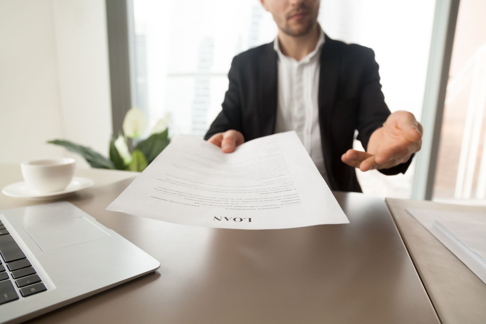 Pracownik banku oferuje przeczytanie i sprawdzenie formularza umowy kredytowej. Doradca finansowy doradza wzięcie kredytu na cele biznesowe, zakup nowego domu. Partner firmy zaprasza do podpisania umowy kredytu hipotecznego. Z bliska