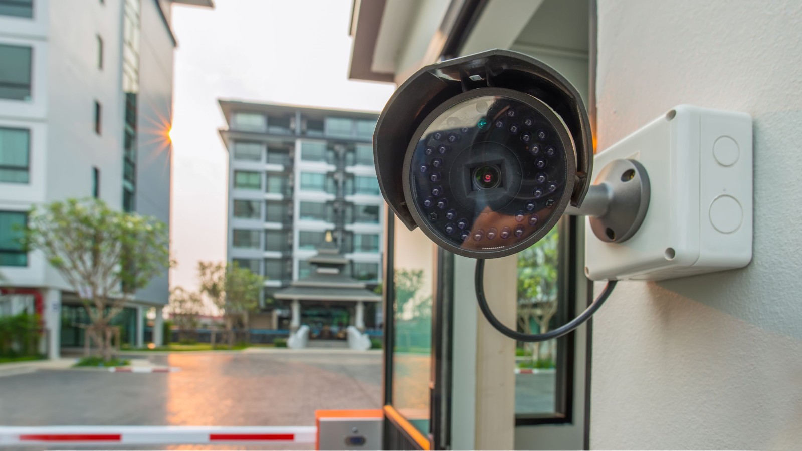 System kamer monitorujących CCTV dla życia domowego w nowoczesnym mieście. Kamery monitorujące na rogu budynku.