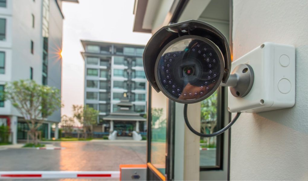 System kamer monitorujących CCTV dla życia domowego w nowoczesnym mieście. Kamery monitorujące na rogu budynku.
