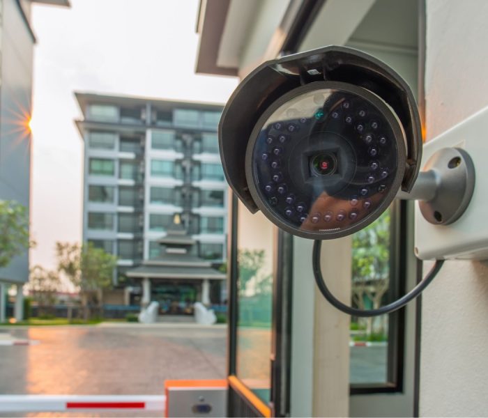 System kamer monitorujących CCTV dla życia domowego w nowoczesnym mieście. Kamery monitorujące na rogu budynku.