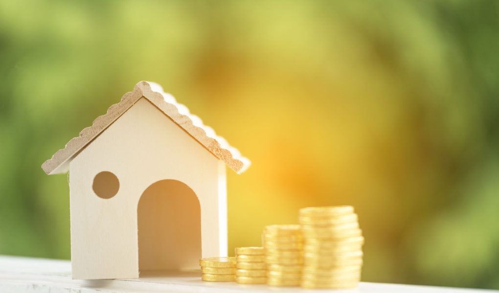 Inwestycja kupno domu nieruchomości domu kredyt hipoteczny porady nieruchomości marketing odsetki asset ze złotymi pieniędzmi coin stack.Saving Money Concept. Kobieta ręka trzyma budżet kupić dom agenta nieruchomości.