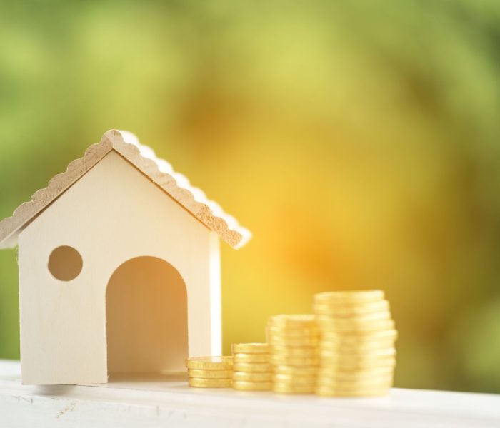 Inwestycja kupno domu nieruchomości domu kredyt hipoteczny porady nieruchomości marketing odsetki asset ze złotymi pieniędzmi coin stack.Saving Money Concept. Kobieta ręka trzyma budżet kupić dom agenta nieruchomości.