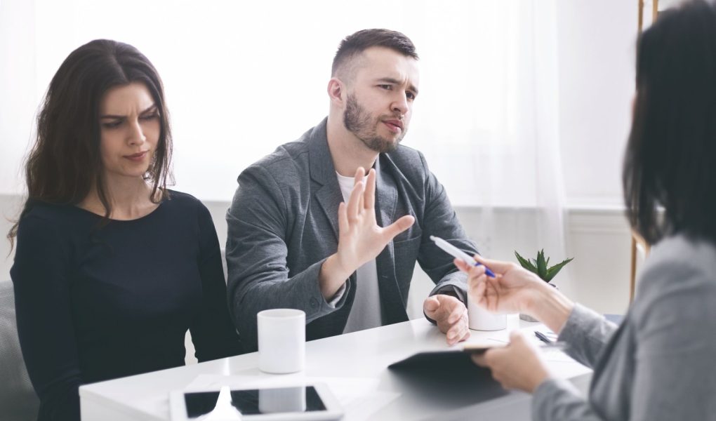 Niezadowoleni klienci żądający odszkodowania, spierający się z prawnikiem o warunki umowy