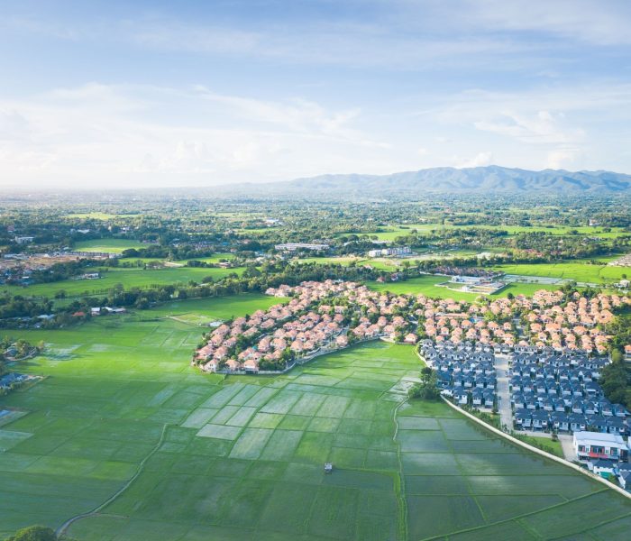 Pododdział mieszkaniowy lub osiedle mieszkaniowe. Nazywane również osiedlem mieszkaniowym. Duży obszar ziemi podzielony na mniejsze. Proces biznesowy realizowany przez dewelopera i budowniczego. Widok z lotu ptaka w Chiang Mai w Tajlandii.