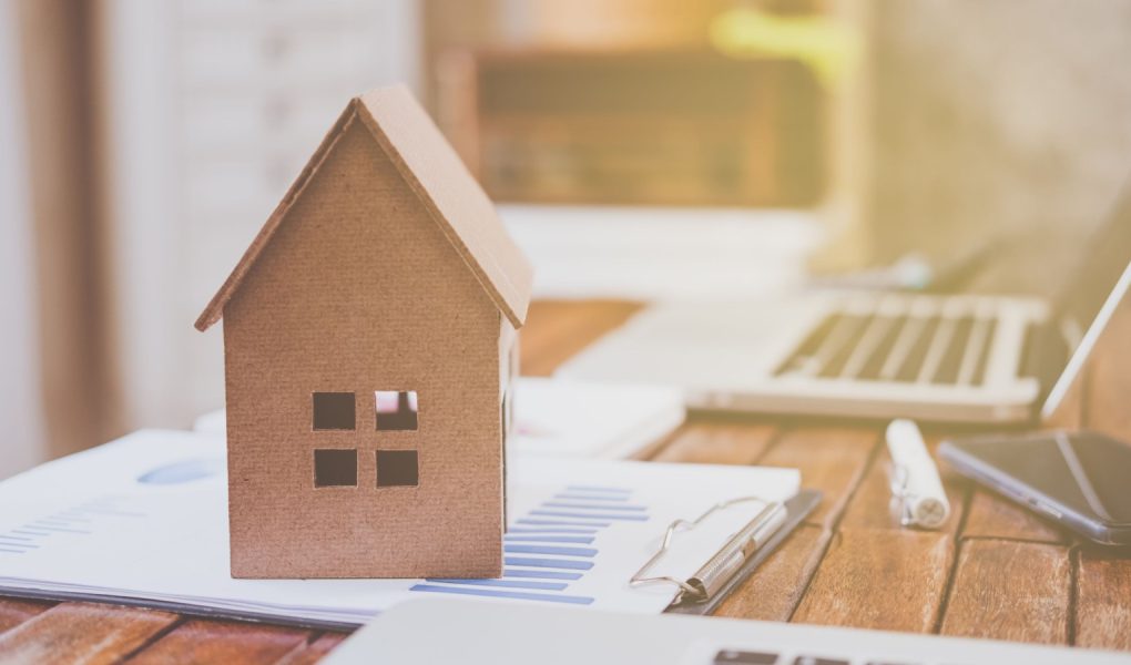 Biznes nieruchomości z domami i budynkami na sprzedaż. Biznesmen kupujący i sprzedający nieruchomości