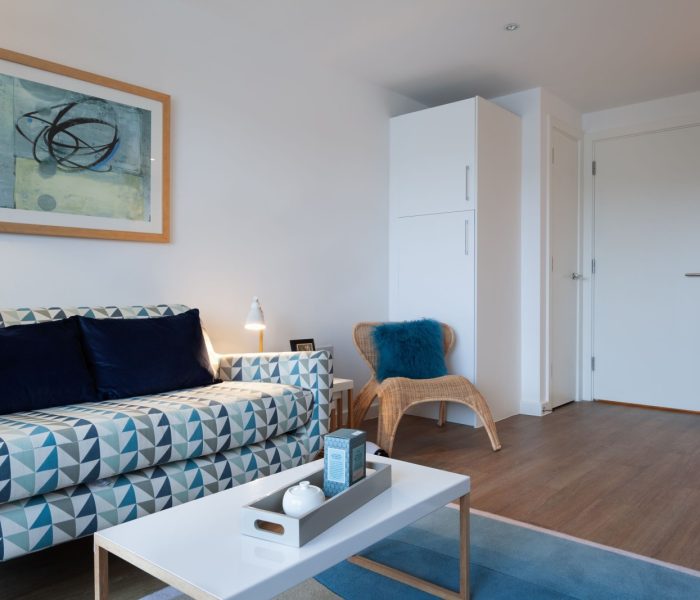 Cambridge, Cambridgeshire, Anglia - 18 stycznia 2013 r: Nowoczesny, stylowy salon na otwartym planie, wyposażony we współczesne meble.