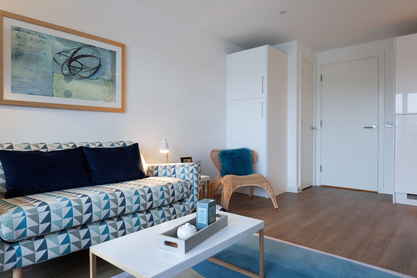 Cambridge, Cambridgeshire, Anglia - 18 stycznia 2013 r: Nowoczesny, stylowy salon na otwartym planie, wyposażony we współczesne meble.