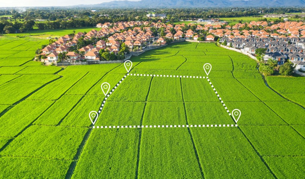 Działka w widoku z lotu ptaka. Zidentyfikuj symbol rejestracyjny pustego obszaru na mapie. Ta nieruchomość, nieruchomość dla biznesu domu, domu lub mieszkania, tj. budowa, rozwój, sprzedaż, wynajem, kupno.