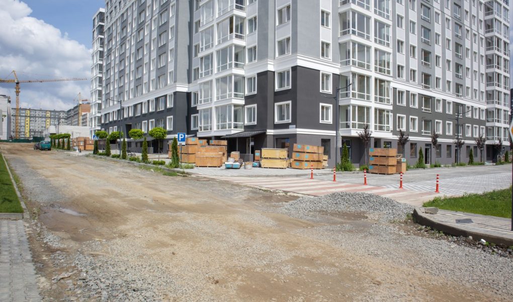 Europejski nowoczesny kompleks mieszkaniowy. Nowy apartamentowiec, nowy budynek. Nowy blok nowoczesnych apartamentów z balkonami. Budowa kompleksu mieszkalnego