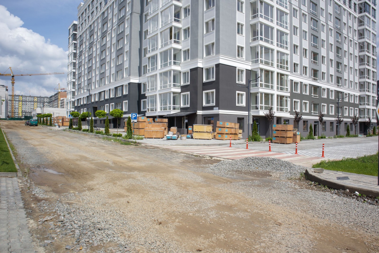 Europejski nowoczesny kompleks mieszkaniowy. Nowy apartamentowiec, nowy budynek. Nowy blok nowoczesnych apartamentów z balkonami. Budowa kompleksu mieszkalnego
