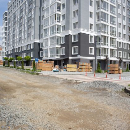 Europejski nowoczesny kompleks mieszkaniowy. Nowy apartamentowiec, nowy budynek. Nowy blok nowoczesnych apartamentów z balkonami. Budowa kompleksu mieszkalnego