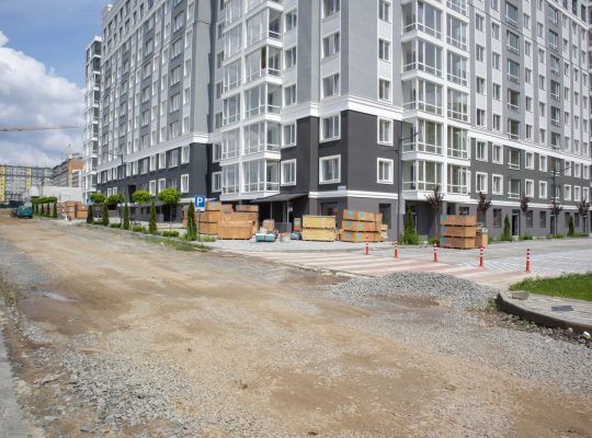 Europejski nowoczesny kompleks mieszkaniowy. Nowy apartamentowiec, nowy budynek. Nowy blok nowoczesnych apartamentów z balkonami. Budowa kompleksu mieszkalnego