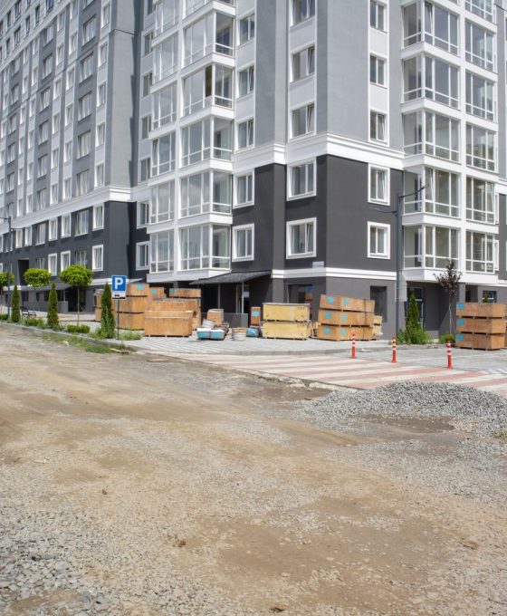 Europejski nowoczesny kompleks mieszkaniowy. Nowy apartamentowiec, nowy budynek. Nowy blok nowoczesnych apartamentów z balkonami. Budowa kompleksu mieszkalnego