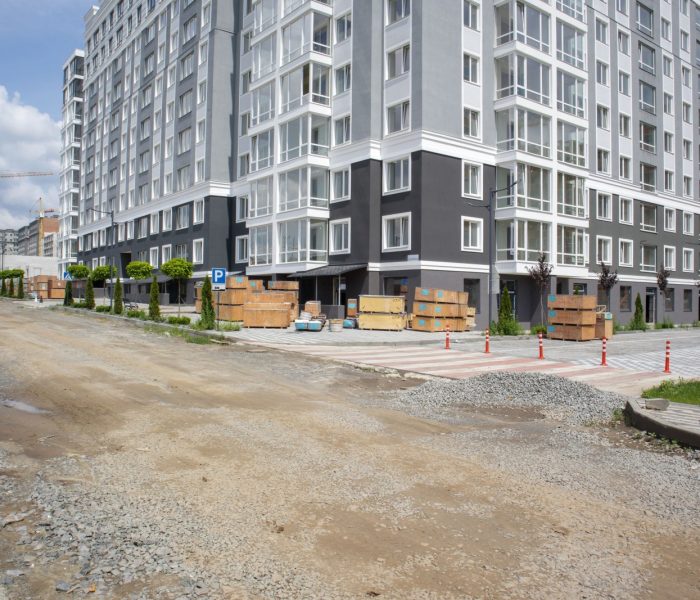 Europejski nowoczesny kompleks mieszkaniowy. Nowy apartamentowiec, nowy budynek. Nowy blok nowoczesnych apartamentów z balkonami. Budowa kompleksu mieszkalnego