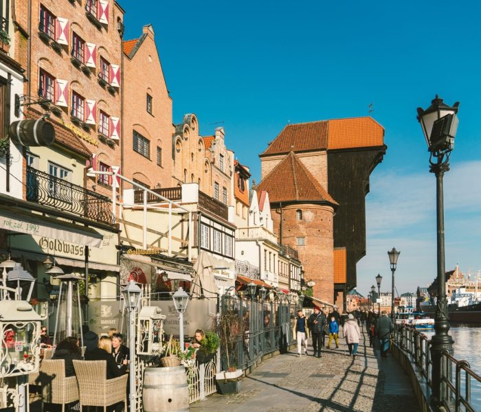 14 lutego 2020 r. Polska, Gdańsk. Widok na stare miasto Gdańsk Gda sk , Polska Polska z domem kupieckim, Bramą Mariacką i słynnym zabytkowym średniowiecznym Żurawiem. Piękny poranek nad Motławą