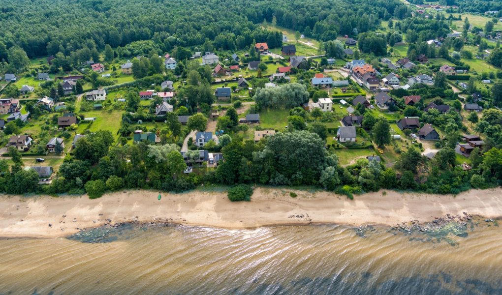 Widok z lotu ptaka na plażę i Morze Bałtyckie na Łotwie