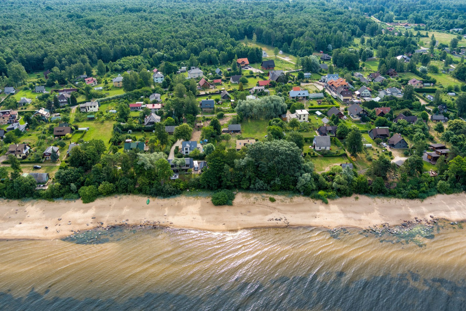 Widok z lotu ptaka na plażę i Morze Bałtyckie na Łotwie