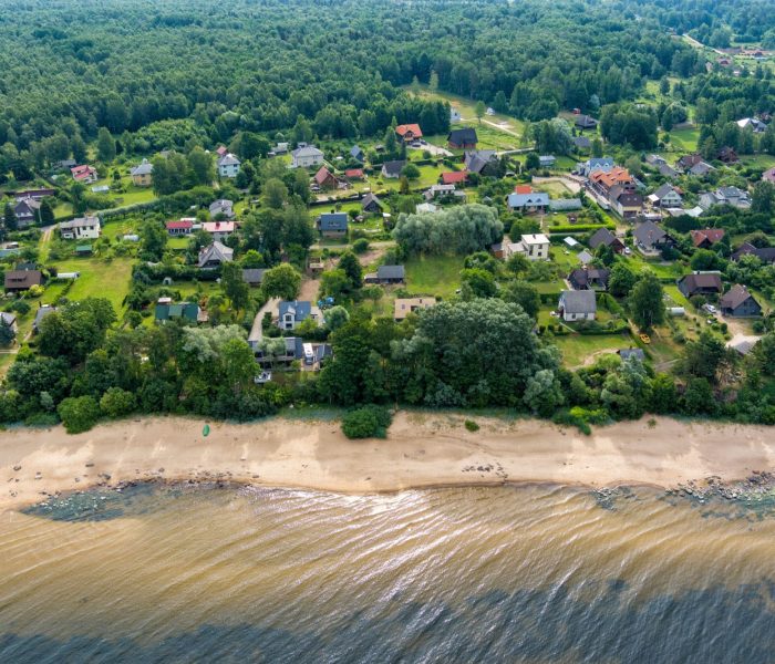 Widok z lotu ptaka na plażę i Morze Bałtyckie na Łotwie