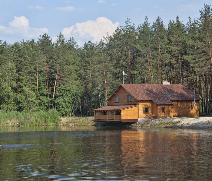 Drewniany dom w lesie nad jeziorem