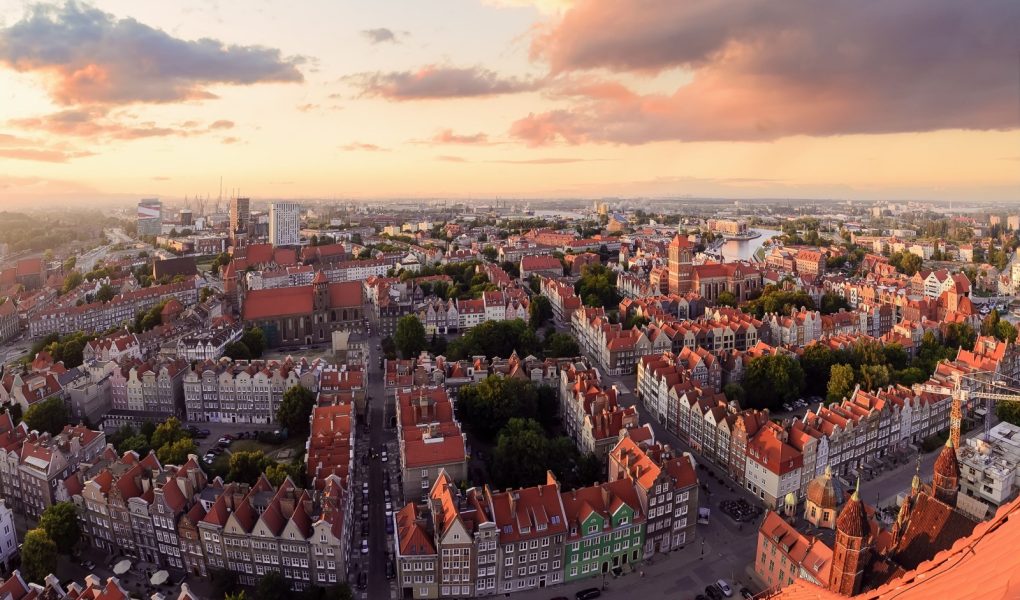 Panorama starego miasta w Gdańsku podczas zachodu słońca w Polsce w Europie.