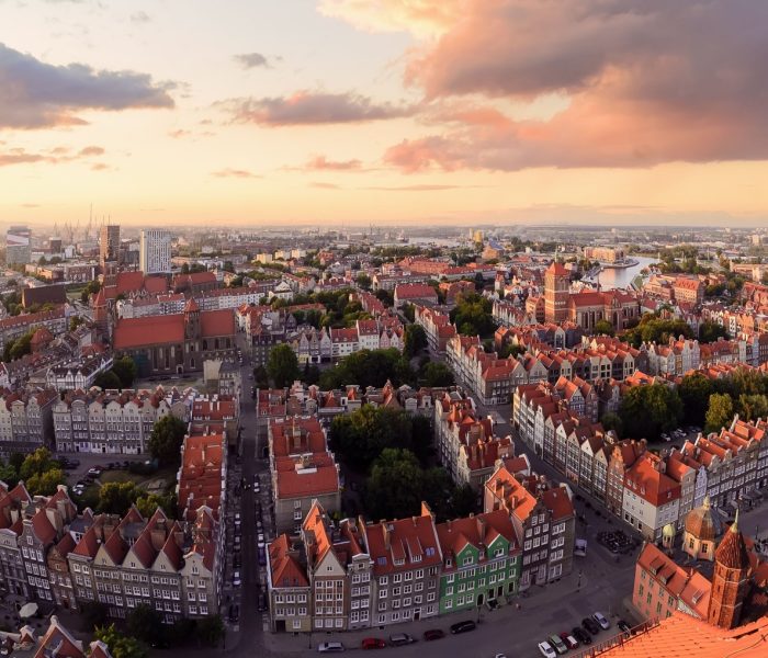 Panorama starego miasta w Gdańsku podczas zachodu słońca w Polsce w Europie.